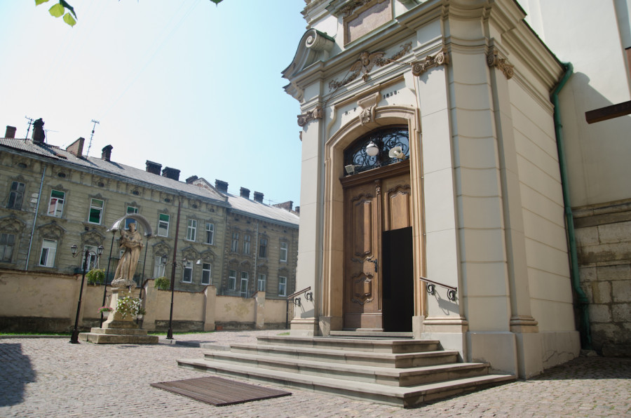 Статуя святого Антонія (XVIII століття) та вхід у костел