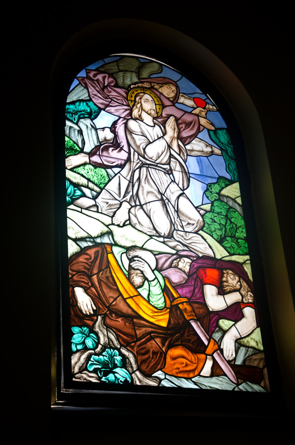 Вітраж у каплиці Ісуса Розп'ятого