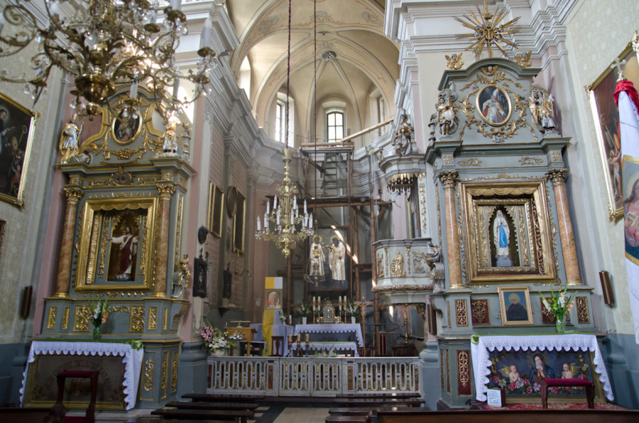 Бічні вівтарі та презбітеріум костелу