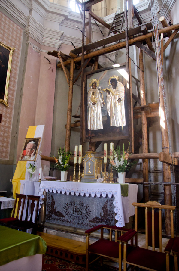 Головний вівтар (зараз на реставрації) та дарохранительниця