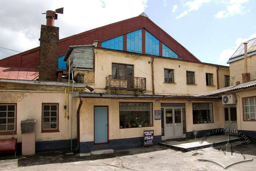 Будівля давнього скеттінг-рінку на Зеленій. Фото наших днів