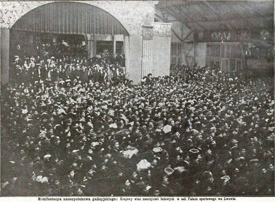 Маніфестація народних вчителів Галичини у приміщенні Палацу спорту на Зеленій. Фото 1912 року