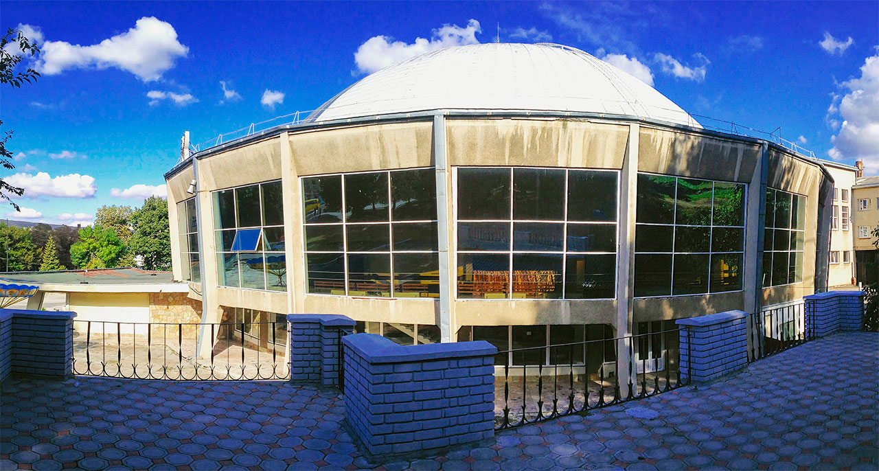 Цирк, вигляд збоку (вересень 2015)