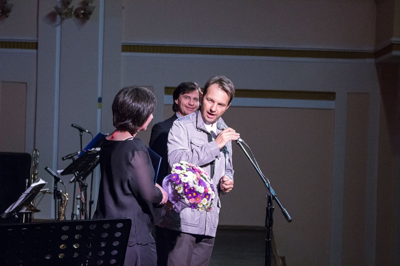 Наталка Криничанка, заслужений артист України Тарас Курчик та заслужений артист України Роман Ковальчук.