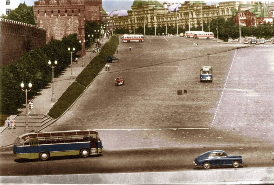 ЛАЗ-695 на Червоній площі, в оригінальному окрасі перших років випуску