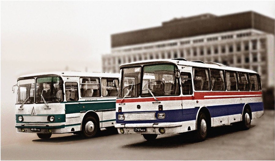 Середина 80х років. Серійний ЛАЗ 697Р "Турист" (справа) і його попередник 697Н "Турист".