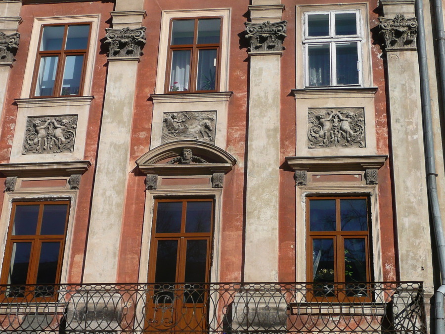 Нептун з колісницею на площі Ринок