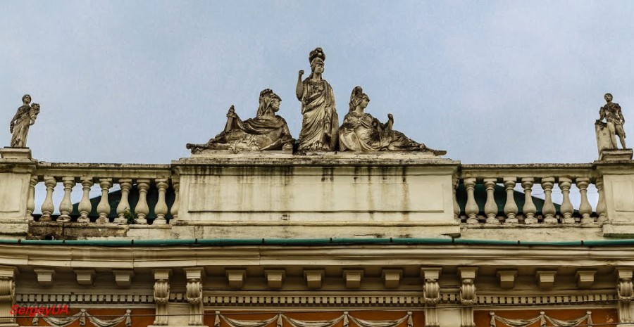 Сцена зі скульптурами богів над кам'яницею Піллера, Винниченка, 8 