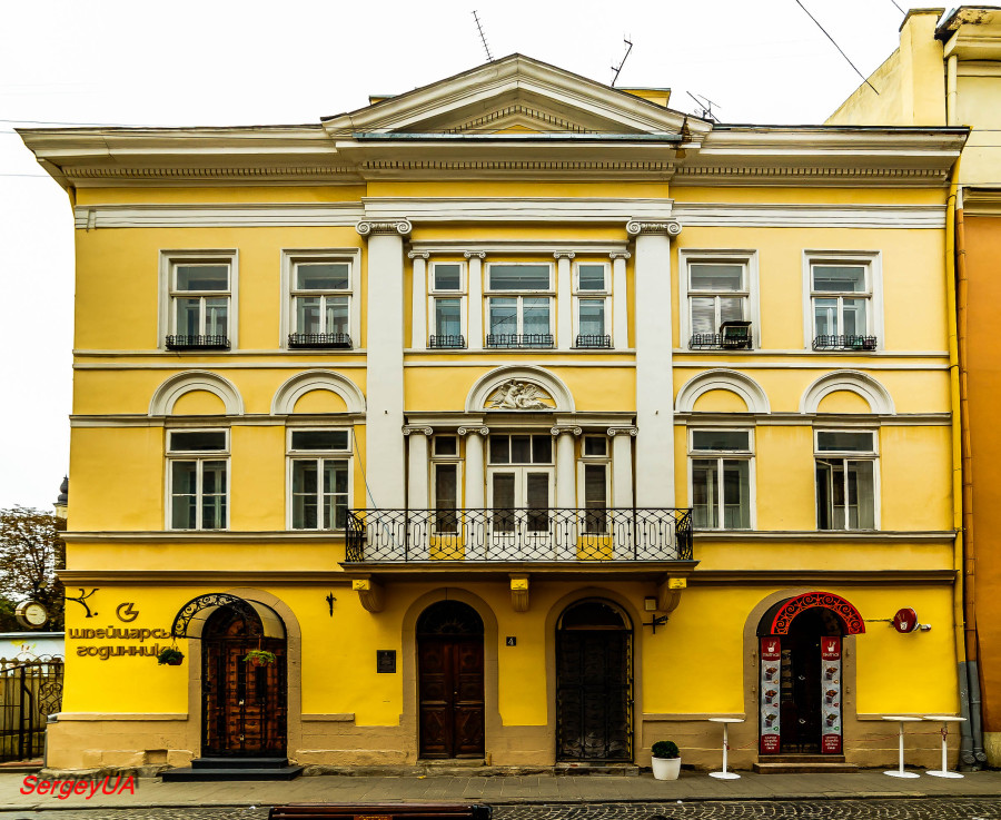 Будинок №4 на вулиці Краківській. Над балконом - зображення Амура і Психеї