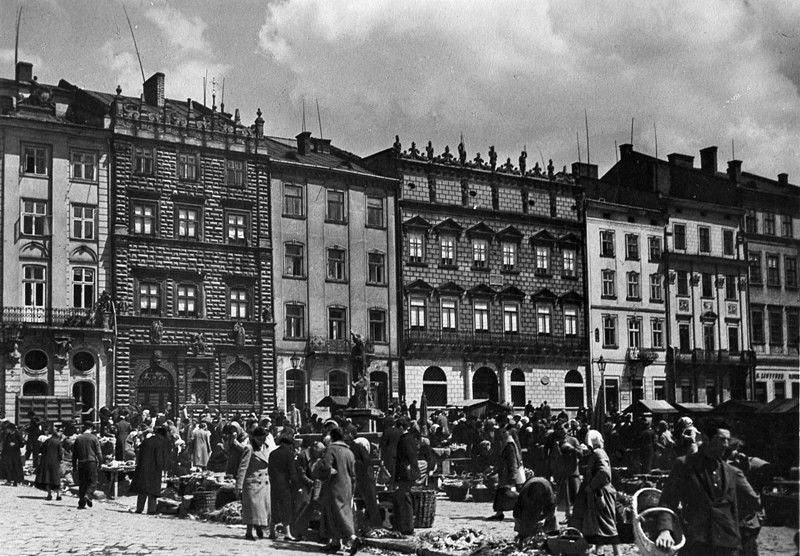 Львів, площа Ринок, Королівська кам’яниця, 1942. Фото А. Ленкевич