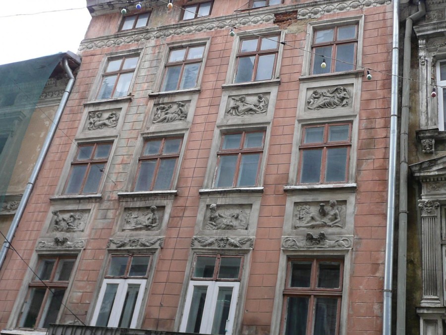 Серія барельєфів на Краківської 11, один з них - Меркурій з якорем