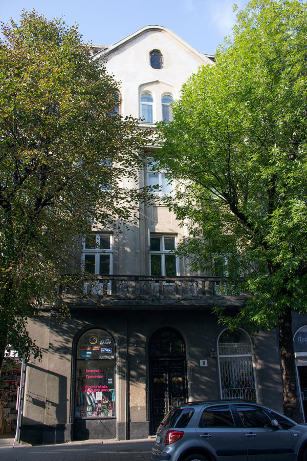 Сучасний будинок на вул. Пекарській, 11