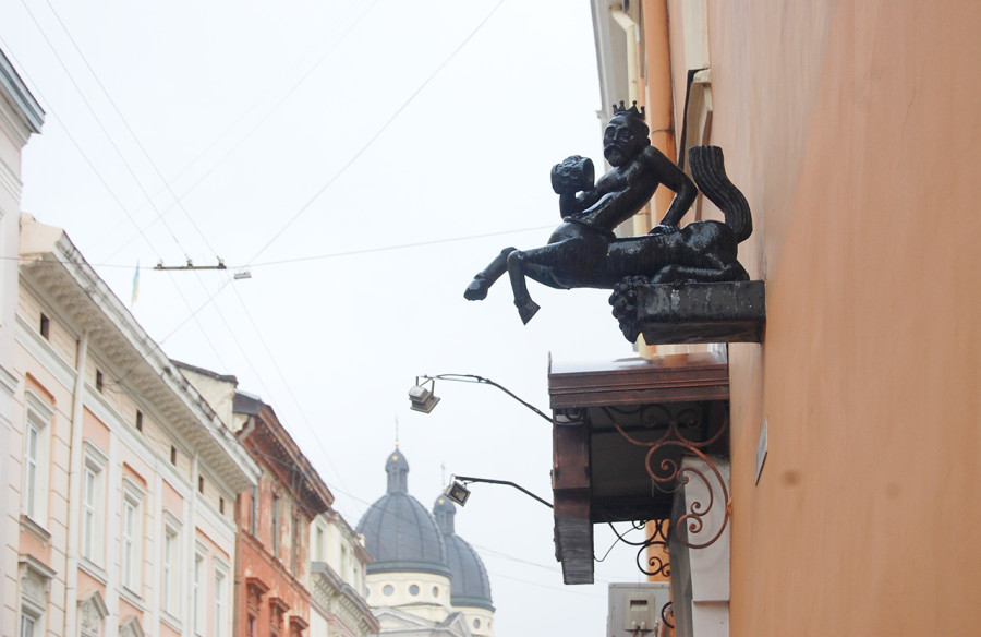 Не зовсім тверезий кентавр на Краківській