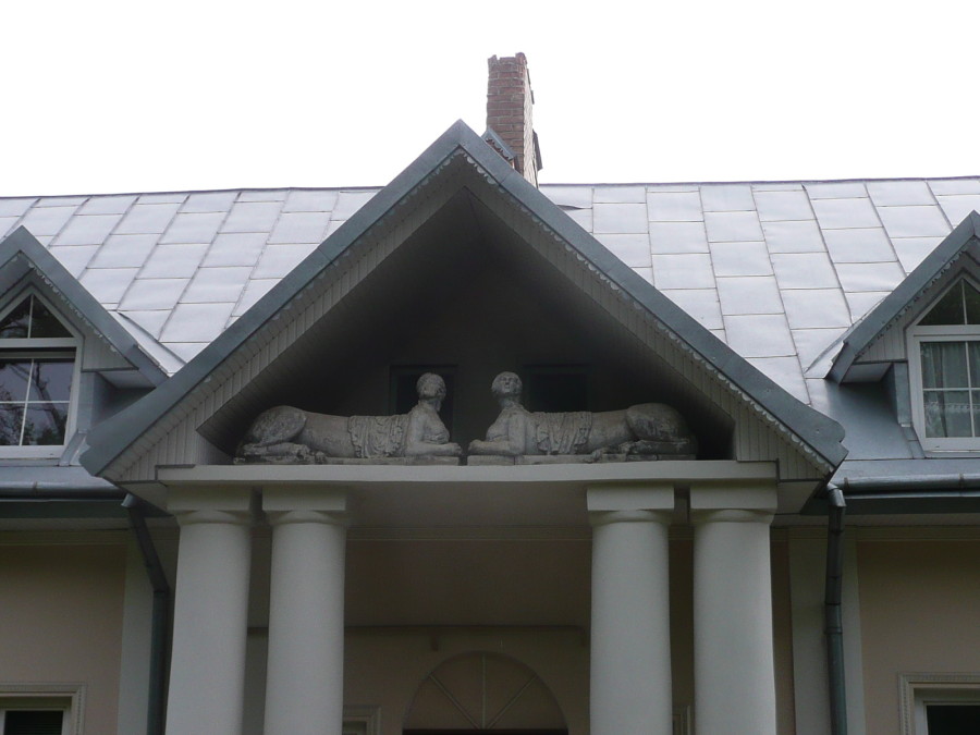 Сфінкси, що сховалися на дашку одного з будинків Зеленої