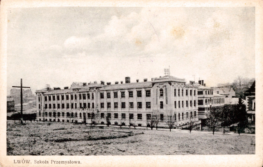 Встановлений у 1919 р. 10-метровий дубовий хрест на вірогідному місці майбутнього костелу Св. Вінсентія, 1925 рік