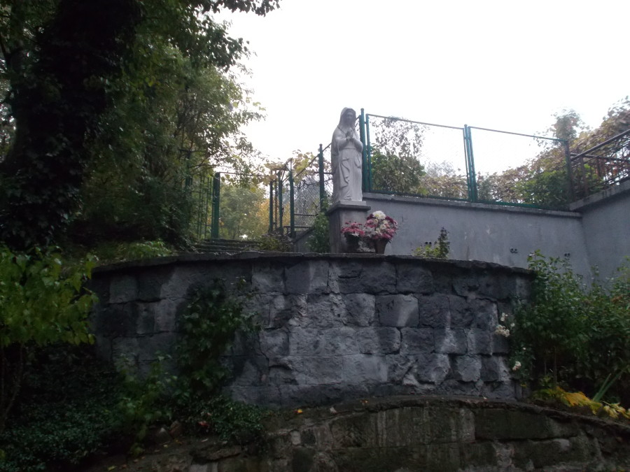 Скульптура Божої Матері