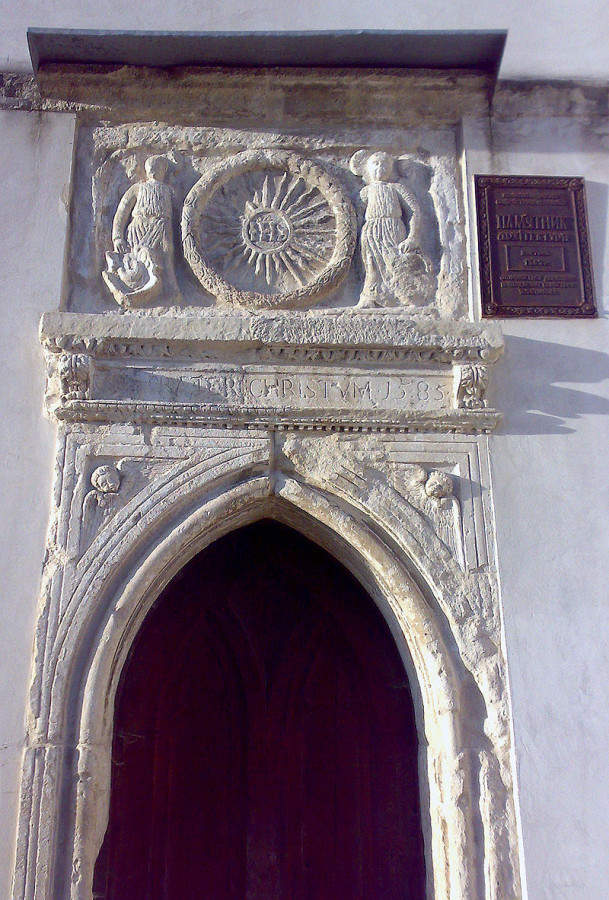 Портал храму св. Станіслава в Дунаїві