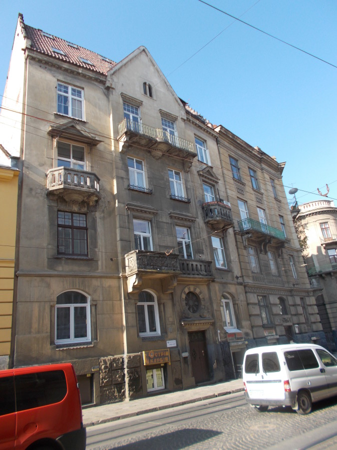 Вид на один з будинків комплексу