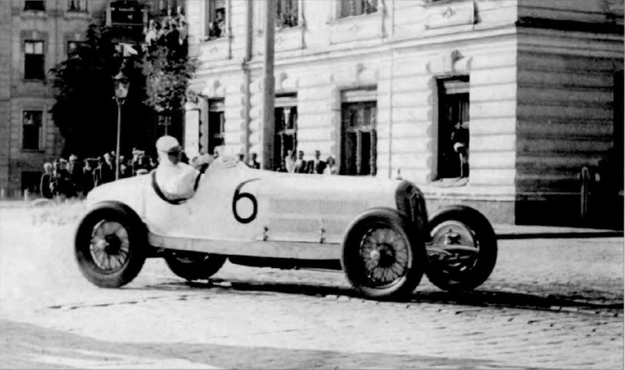 Гонщик Рудольфо Караччіоли на своєму «AlfaRomeo 8C-2300» під час Гран-прі Львова. Фото 1932 року.