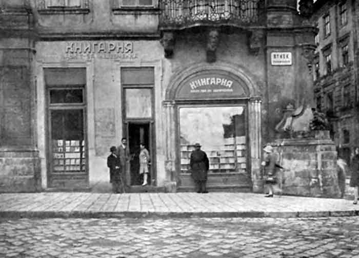 У будинку на площі Ринок, 10 знайшли прихисток чимало українських організацій. Знайшлося там місце і для «Кружка любителів Львова». Фото з сайту zaxid.net