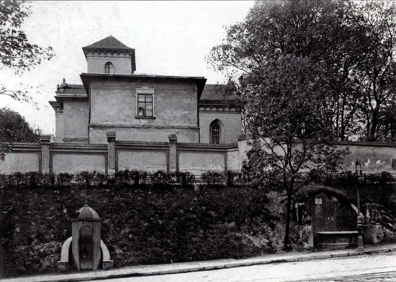 Церква Св. Лазаря у Львові разом з муром та криницею з левами у його підніжжя. Фото поч. XX ст.