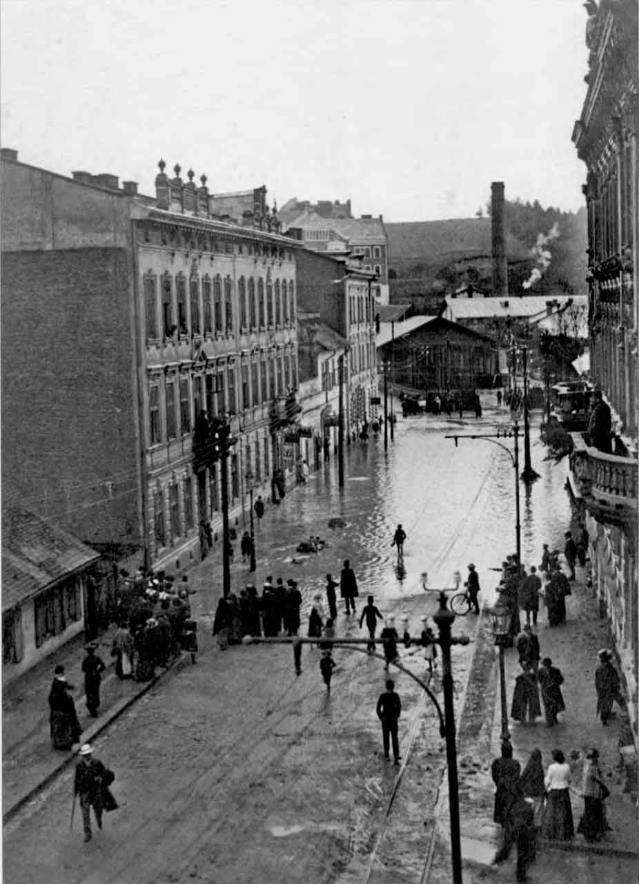 Нижня частина вулиці Коперника під час затоплення. На дорозі помітно трамвайну колію, що йшла від трамвайного депо вздовж вулиці. Фото 1910 року.