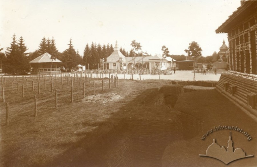 Вигляд на їдальню-ресторан з кінотеатром Фельдкіно у середині, що діяв на Військовій виставці у Стрийському парку. Фото 1916-1918 рр.