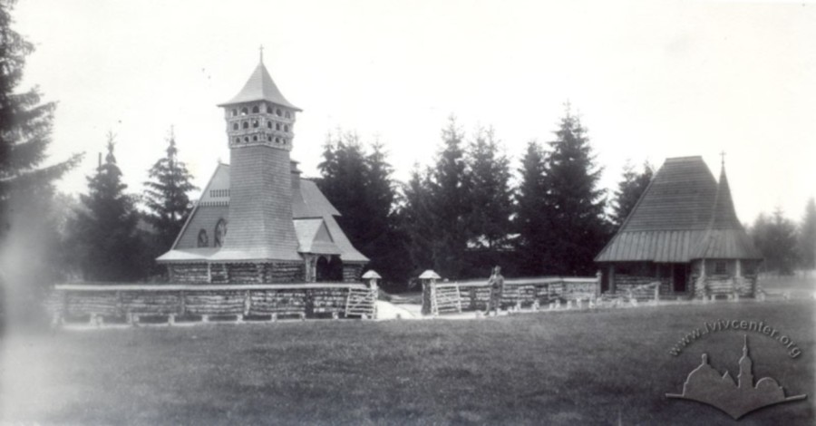 Русинська сільська церква та капличка на Військовій виставці у Стрийському парку. Фото 1916-1918 рр.