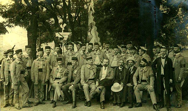 Українські соколи на VІ Всесокільському злеті у Празі. Зліва направо – 1-й ряд: Михайло Волошин – другий містоголова (заступник) “Сокола-Батька”, Франтішек Коргонь – член “Сокола-Батька”, Антін Гарасимів – голова “Сокола” у Стрию, Микола Міхновський – громадський діяч, адвокат з Харкова, Н, Гриць Мазуркевич з Києва, Льонгин Цегельський – перший містоголова “Сокола-Батька”; 2-й ряд: Софрон Ференцевич, Н, Іван Панич, Богдан Гарасимів – член “Сокола” у Стрию, Теофіл Остапюк – член “Сокола” з Тернополя, Осип Доманик, Любомир Огоновський, Володимир Гузар – хорунжий, Мирон Федусевич – хорунжий, Микола Кривецький – хорунжий, Юрій Боднар із села Свистільники (тепер село Світанок Рогатинського р-ну Івано-Франківської обл.), Петро Пньовський, Олекса Павлюк, Т. Гвоздецький, Н, Н, Н, Степан Гайдучок, Омелян Гузар, Микола Буфан, Н, Іван Боберський – голова “Сокола-Батька”. З приватного архіву Степана Гайдучка (м. Львів).