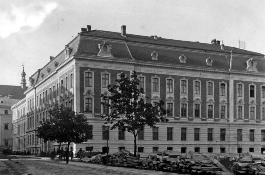 Будівля Промислової школи. 1892 рік. Архітектор Густав Бізанц. Фото з https://uk.wikipedia.org 