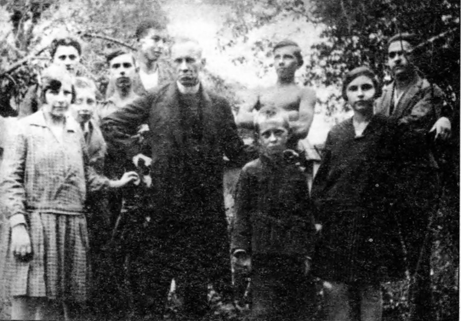 Родина отця Андрія Бандери. Зліва направо: Марта (перша), Олександр (4-й), о. Андрій (6-й), Степан (7-й), Володимира (9-а). Решта осіб не ідентифіковані. 