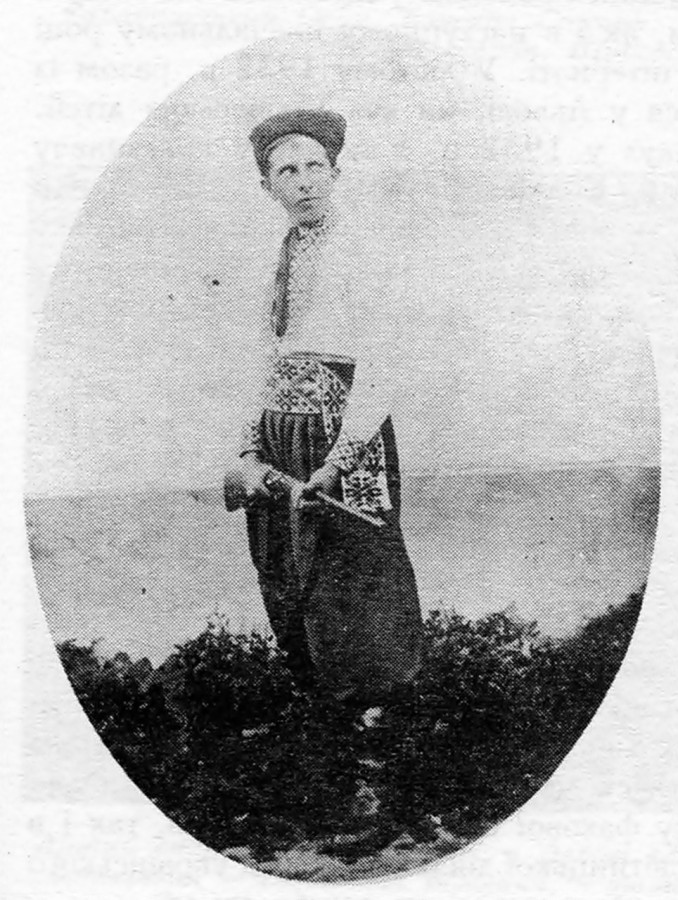 Пластун Степан Бандера в козацькому строї.