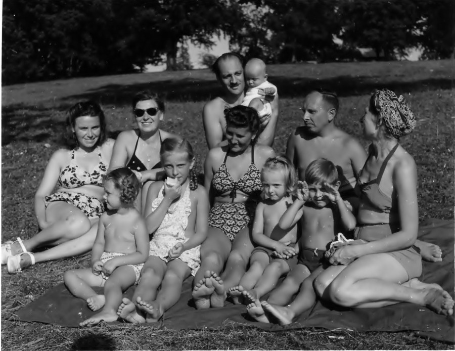 Родина Бандер з друзями на відпочинку. Євгенія Мак (перша зліва), Степан (з правого краю) і Ярослава Бандери, поряд з ними їхні діти Леся й Андрій.