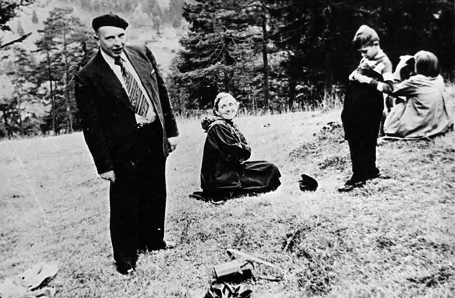 Степан Бандера з дружиною Ярославою на відпочинку. 