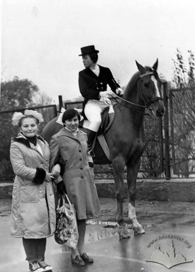 Вершниця з конем на території спортивного комплексу СКА. Фото 1960-1980 рр.