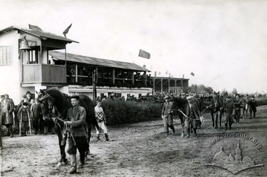 Глядацька трибуна третього львівського іподрому, що розміщувався на Персенківці. Фото 1950-1960 рр.
