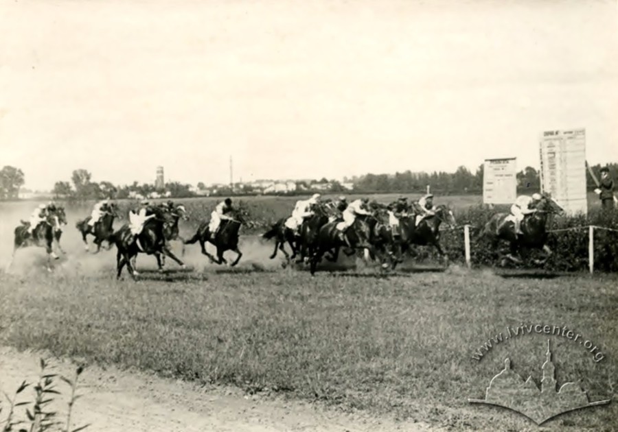 Кінні перегони на третьому львівському іподромі. Фото 1950-1960 рр.