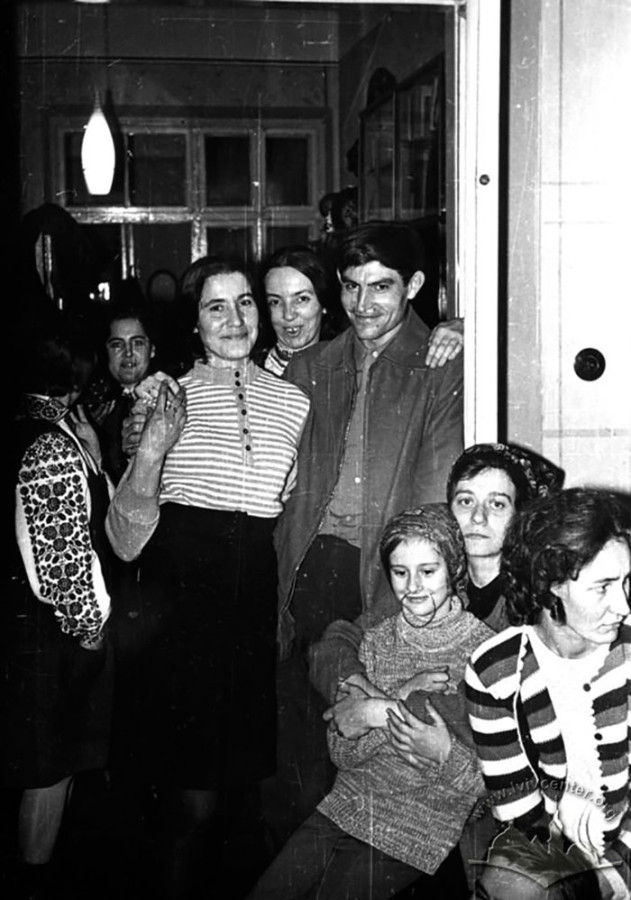 Ідею вертепу підтримав і Василь Стус, котрий на фото разом Іриною Калинець та Марією Савкою-Качмар. Фото 1972 року