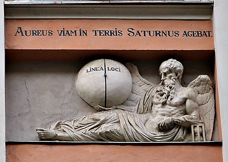 Бог Сатурн на будинку «Пір року» (фото Тетяна Жернова, 2015 рік)