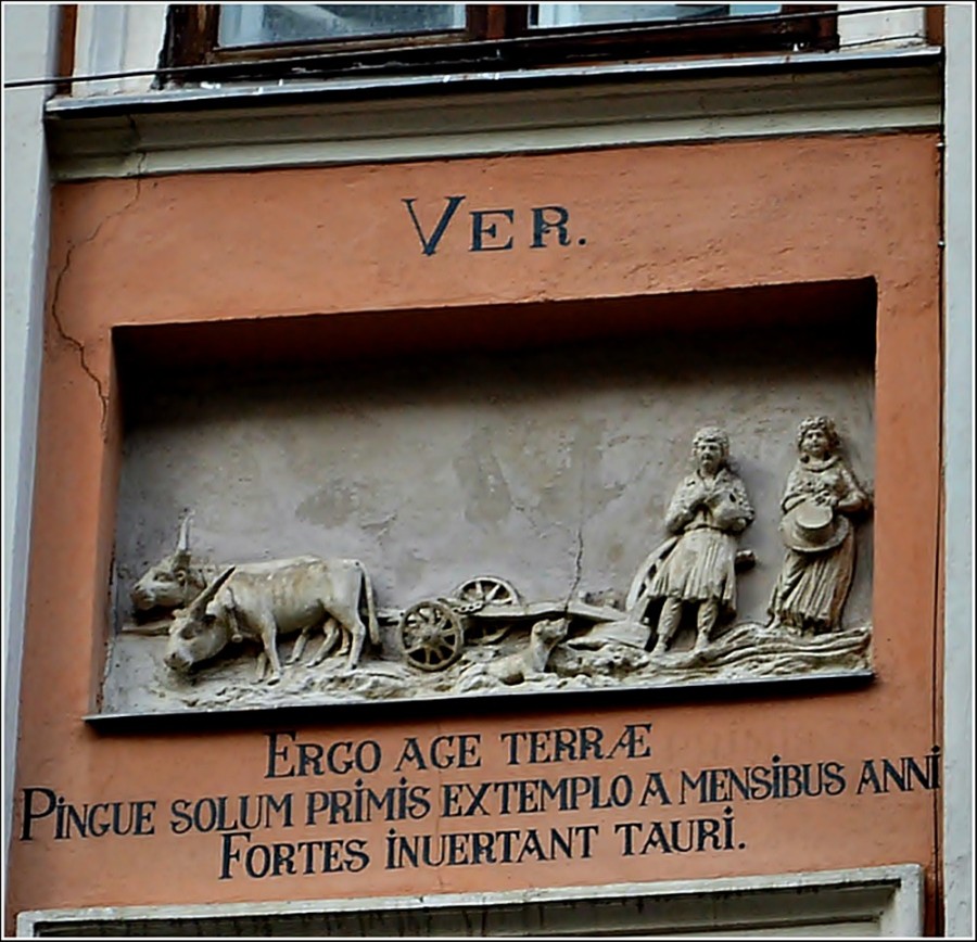 Весна на будинку «Пір року» (фото Тетяна Жернова 2015 рік)