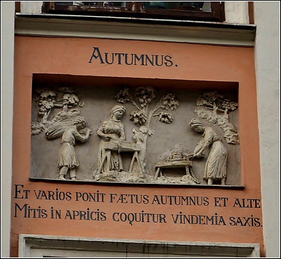 Осінь на будинку «Пір року» (фото Тетяна Жернова 2015 рік)