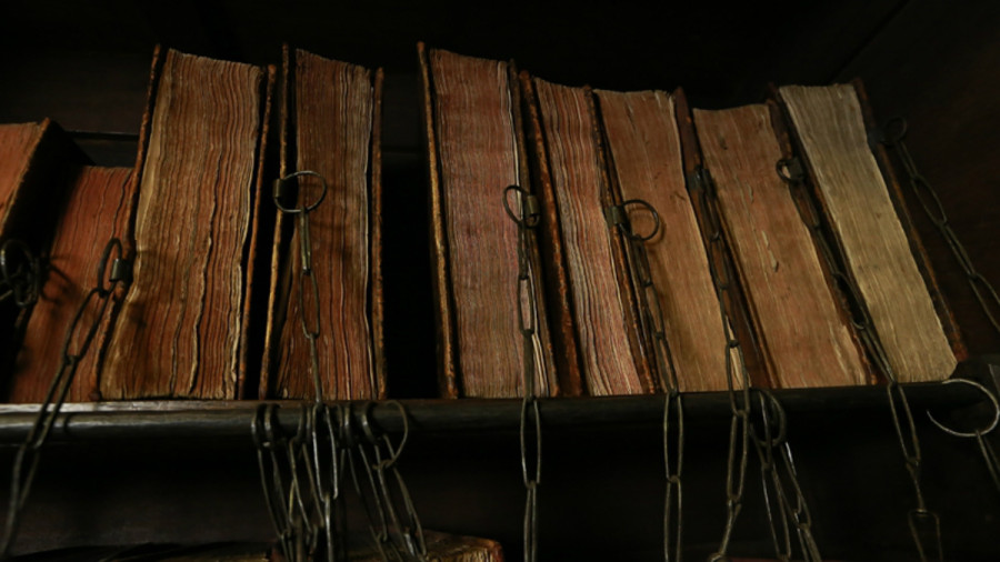 Книги в "наручниках". Фото з http://morefactov.ru