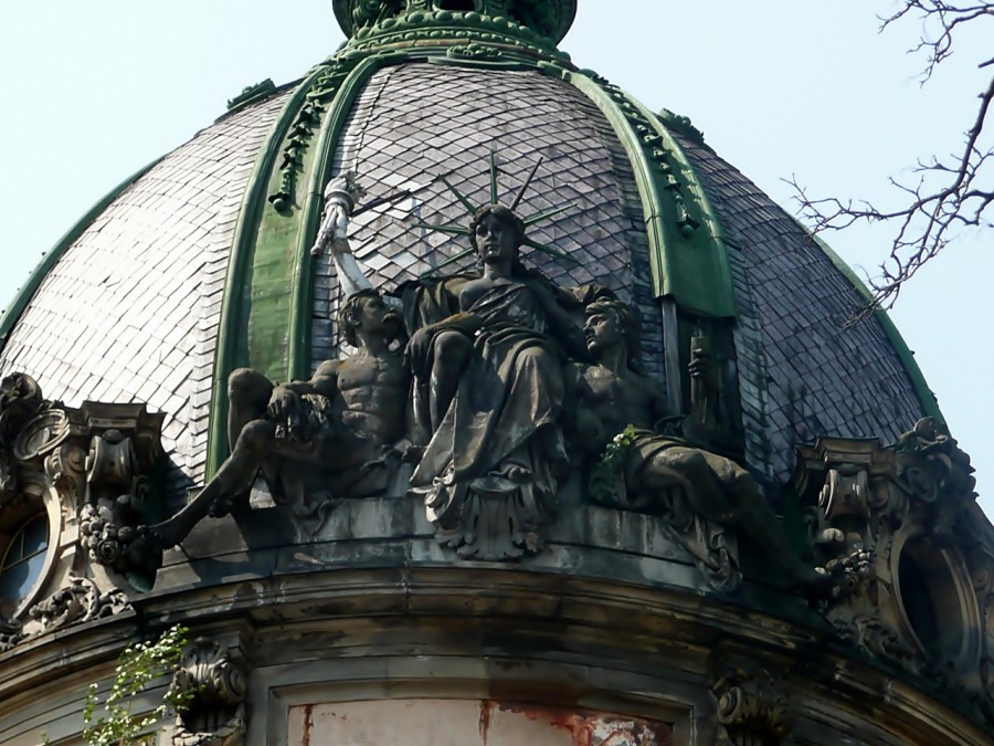 Скульптурна група на будівлі Галицької Ощадної Каси