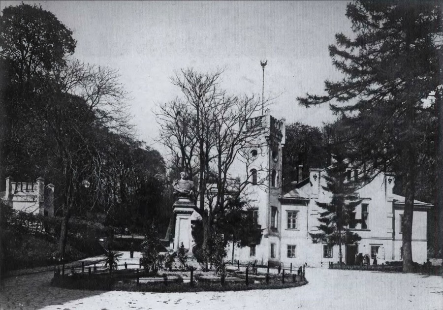 Бюст Яна III Собєського біля міської Стрільниці. В кінці 1940-х його замінили на погруддя Сталіна. Фото 1900 року