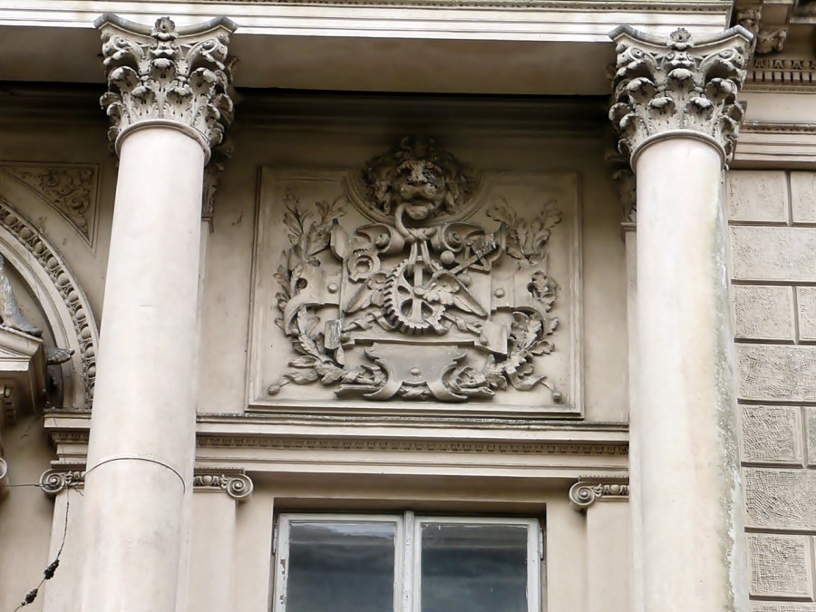 Скульптурна група на будівлі по улиці Січових Стрільців, 3