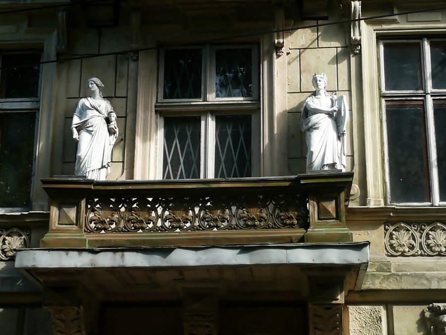 Скульптури на будинку по вул. Крушельницької, 23