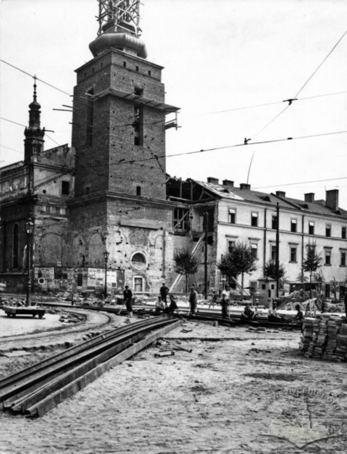 Спорудження дзвіниці костелу Кларисок. Фото 1938 року