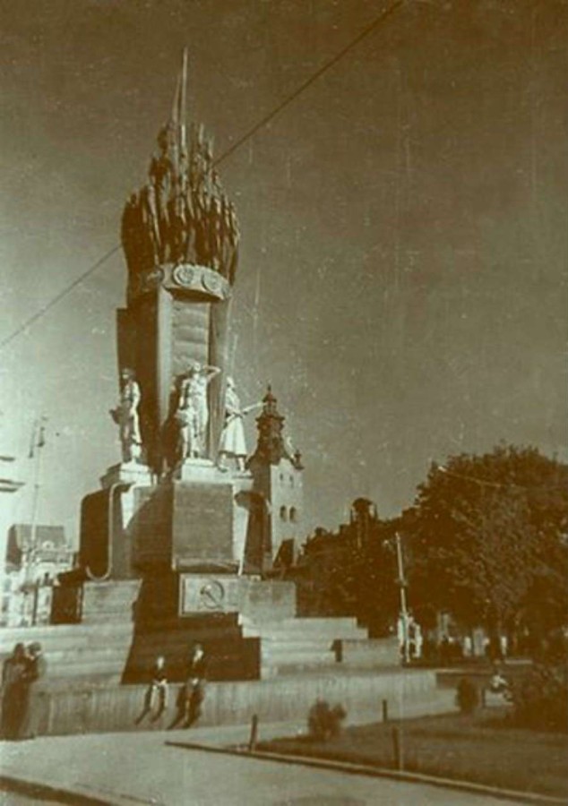 Пам'ятник Сталінської Конституції на проспекті Свободи. Фото 1940 року