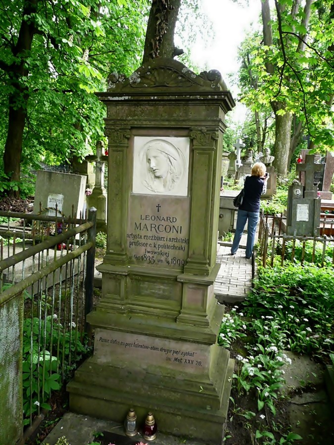 Пам'ятник на могилі Леонарда Марконі