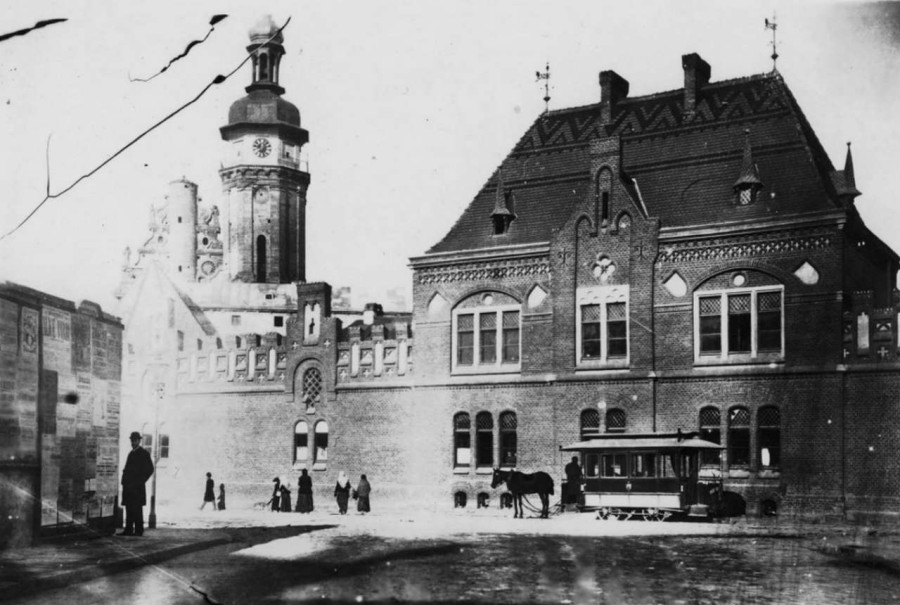 Вигляд на колишню пожежну стражницю на площі Митній. Ліворуч мури монастиря Кларисок. Фото кін. XIX ст.